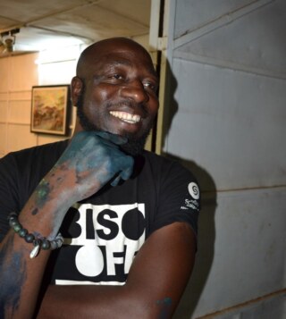 Foto des burkinesischen Künstlers Fidèle Gaétan Kabré