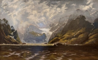 Norwegische Fjordlandschaft mit stürmischer See und Gletschern im gebirgigen Hintergrund