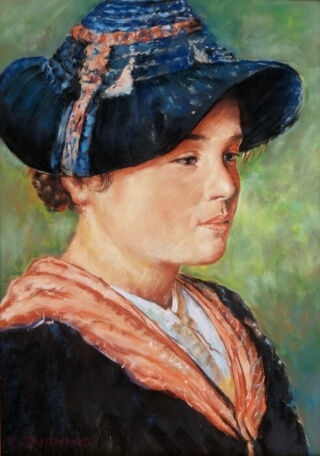 Junge Frau mit walliser Tracht und schwarz-blauem Hut